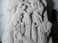 etap Rzeźbienia płaskorzeźby w kamieniu, pomnik z płaskorzeźbą