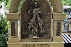 Piękny artystyczny nagrobek pomnik z piaskowca z dekoracjami