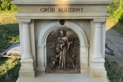 Piękny artystyczny nagrobek pomnik z piaskowca z dekoracjami