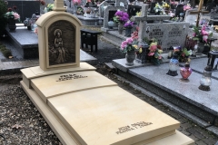 Piękny artystyczny nagrobek pomnik z piaskowca z dekoracjami