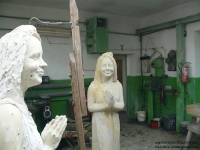 model oraz rzeźba kobiety w kamieniu